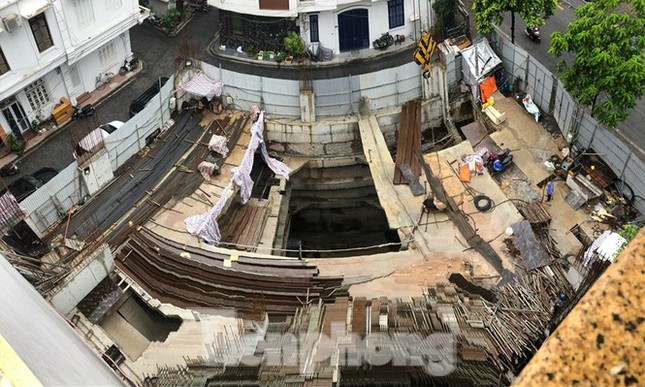 Nhà riêng lẻ 4 tầng hầm ở Hà Nội: Viện dẫn một đằng, cấp phép một nẻo? ảnh 1