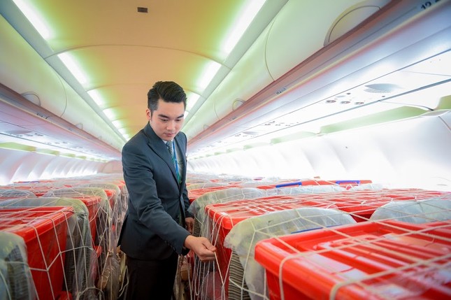 Bamboo Airways cấp tập đưa bác sĩ, hàng hóa y tế vào hỗ trợ đồng bào miền Trung ảnh 1