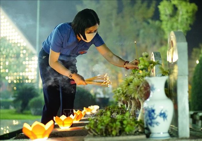 Kỷ niệm 67 năm chiến thắng Điện Biên Phủ: Thắp nến tri ân các anh hùng liệt sỹ ảnh 3
