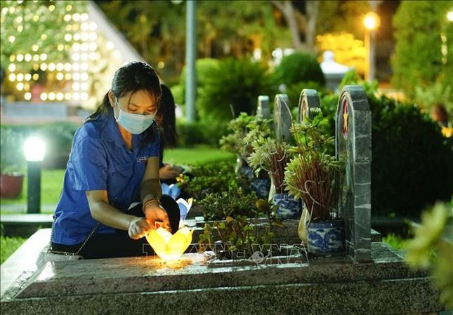 Kỷ niệm 67 năm chiến thắng Điện Biên Phủ: Thắp nến tri ân các anh hùng liệt sỹ ảnh 2