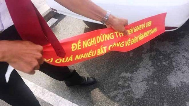 Bộ Công Thương vào cuộc vụ Vinasun dán khẩu hiệu tố Uber, Grab ảnh 1