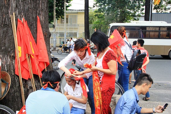 CĐV Sài Gòn hừng hực khí thế hướng về 'chảo lửa' Mỹ Đình ảnh 3