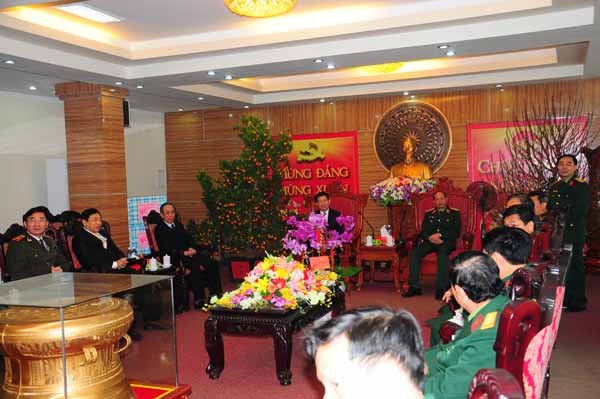 Nghệ An: Xây nhà, tặng quà cho người nghèo ảnh 1