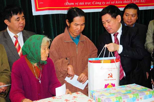 Nghệ An: Xây nhà, tặng quà cho người nghèo ảnh 2