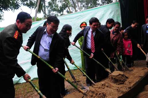 Nghệ An: Xây nhà, tặng quà cho người nghèo ảnh 3