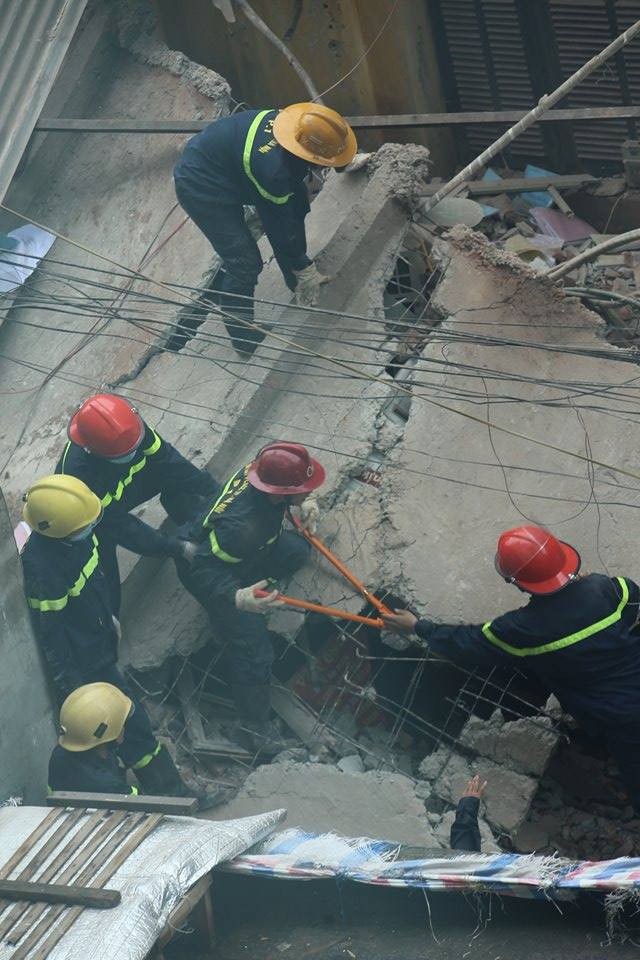 Sập nhà cũ ở Hà Nội, hai người tử vong dưới đống đổ nát ảnh 38