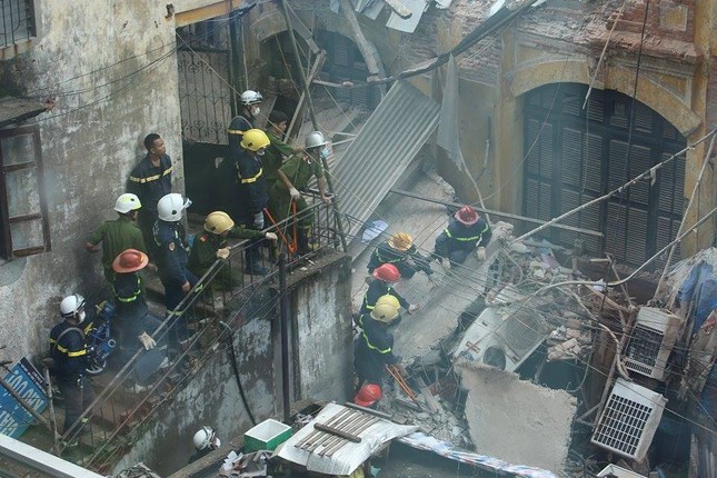 Sập nhà cũ ở Hà Nội, hai người tử vong dưới đống đổ nát ảnh 37