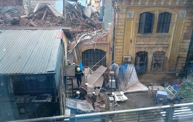 Sập nhà cũ ở Hà Nội, hai người tử vong dưới đống đổ nát ảnh 18