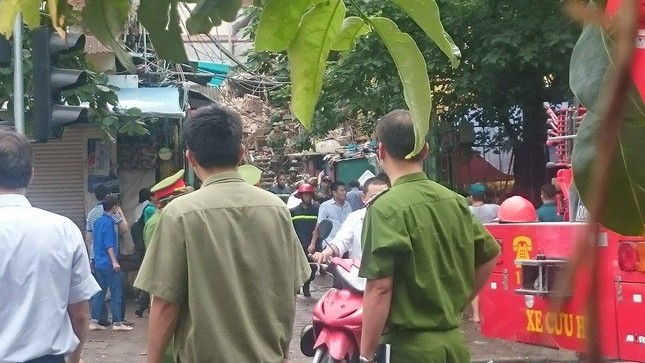 Sập nhà cũ ở Hà Nội, hai người tử vong dưới đống đổ nát ảnh 2