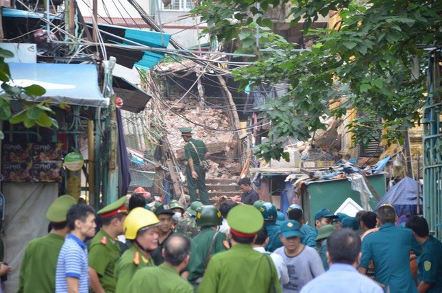 Sập nhà cũ ở Hà Nội, hai người tử vong dưới đống đổ nát ảnh 8