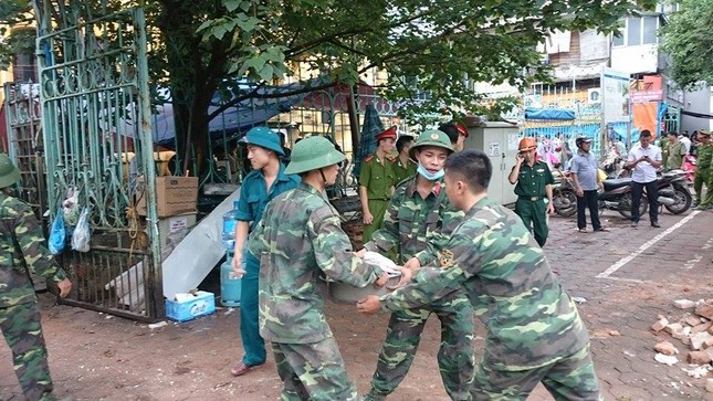 Sập nhà cũ ở Hà Nội, hai người tử vong dưới đống đổ nát ảnh 10