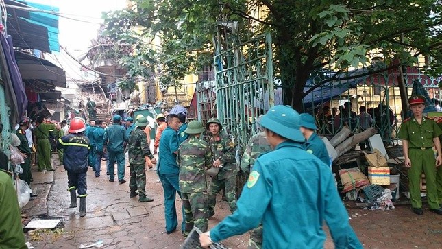 Sập nhà cũ ở Hà Nội, hai người tử vong dưới đống đổ nát ảnh 9