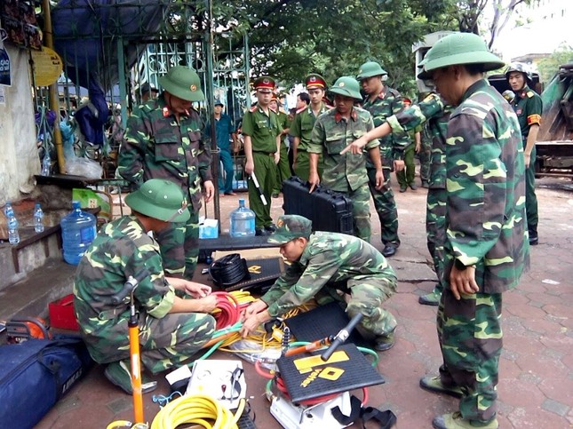 Sập nhà cũ ở Hà Nội, hai người tử vong dưới đống đổ nát ảnh 15