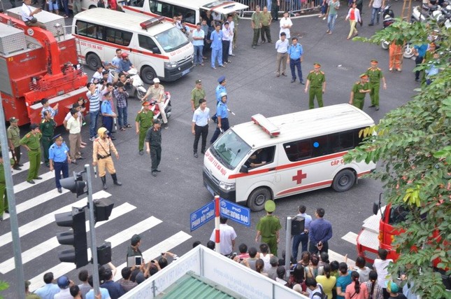 Sập nhà cũ ở Hà Nội, hai người tử vong dưới đống đổ nát ảnh 16