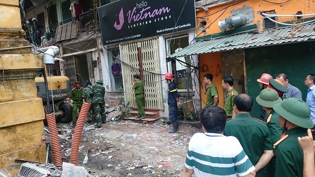 Sập nhà cũ ở Hà Nội, hai người tử vong dưới đống đổ nát ảnh 40