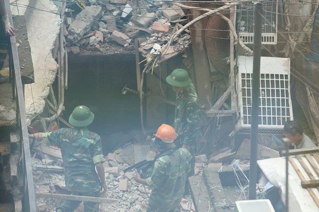 Sập nhà cũ ở Hà Nội, hai người tử vong dưới đống đổ nát ảnh 43