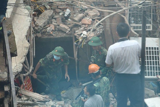 Sập nhà cũ ở Hà Nội, hai người tử vong dưới đống đổ nát ảnh 44