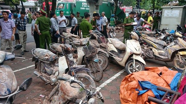 Sập nhà cũ ở Hà Nội, hai người tử vong dưới đống đổ nát ảnh 23