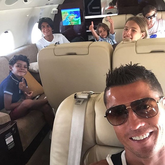 Vô địch EURO, Ronaldo dùng máy bay đưa cả nhà đi chơi ảnh 1
