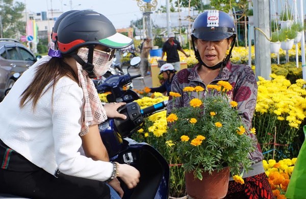Người dân cả nước đón giao thừa Tết Đinh Dậu ảnh 12