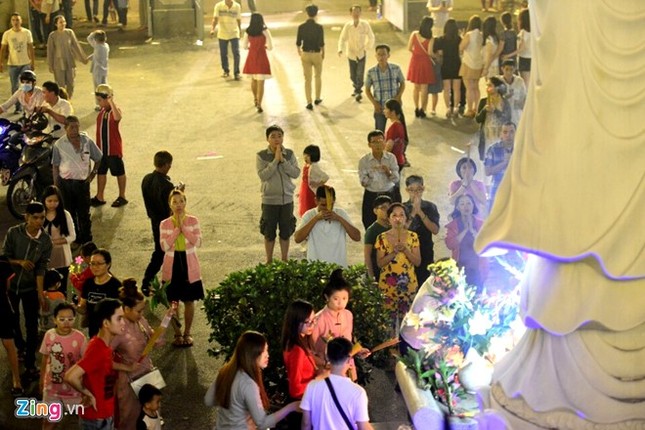 Người dân cả nước đón giao thừa Tết Đinh Dậu ảnh 51