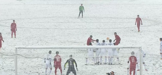 Thủ môn Bùi Tiến Dũng bị thầy 'bắt lỗi' ở giải U23 châu Á ảnh 2