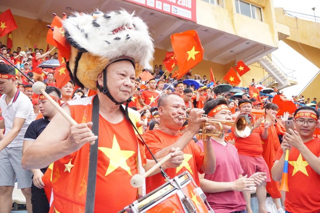 Cổ động viên tiếc nuối khi Việt Nam thua ở loạt penalty ảnh 23