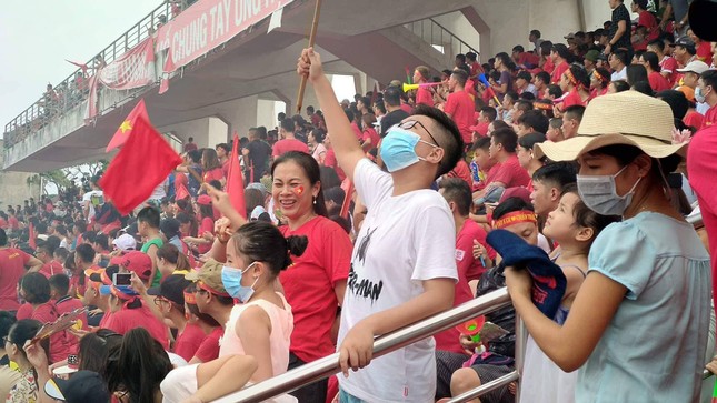 Cổ động viên tiếc nuối khi Việt Nam thua ở loạt penalty ảnh 34