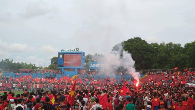 Cổ động viên tiếc nuối khi Việt Nam thua ở loạt penalty ảnh 35