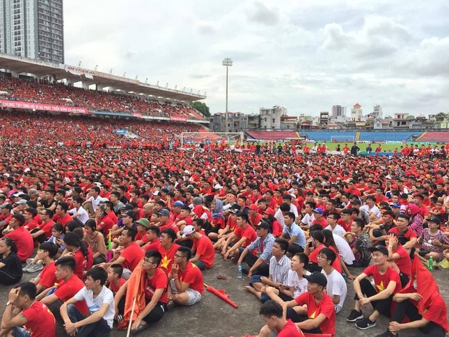 Cổ động viên tiếc nuối khi Việt Nam thua ở loạt penalty ảnh 37