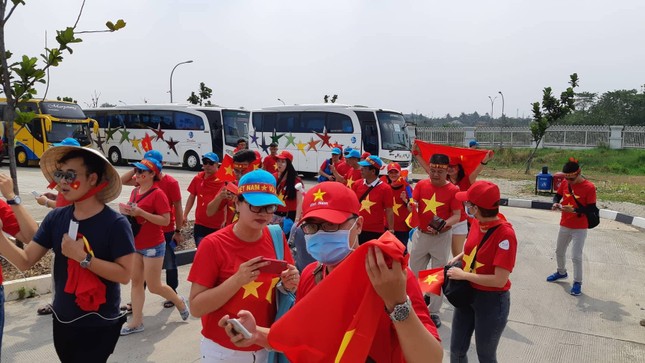 Cổ động viên tiếc nuối khi Việt Nam thua ở loạt penalty ảnh 11