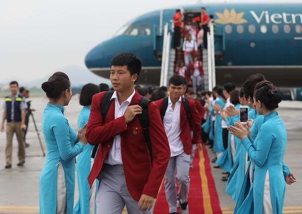 Olympic Việt Nam đã về tới sân bay Nội Bài ảnh 45