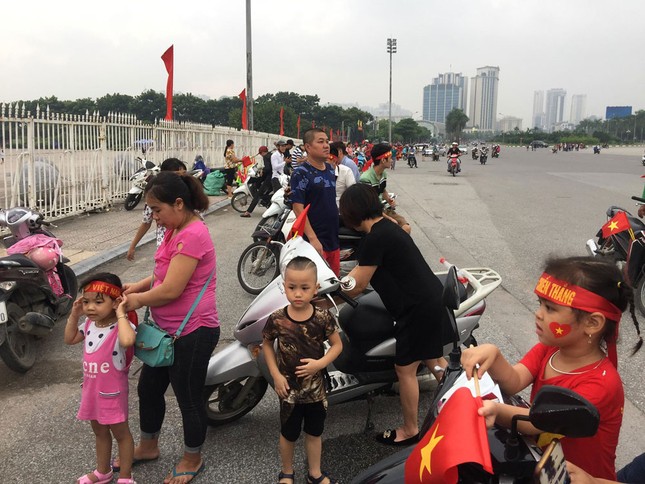 Olympic Việt Nam đã về tới sân bay Nội Bài ảnh 57