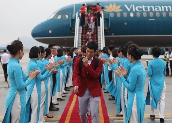 Olympic Việt Nam đã về tới sân bay Nội Bài ảnh 46