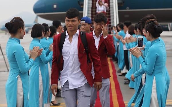 Olympic Việt Nam đã về tới sân bay Nội Bài ảnh 47