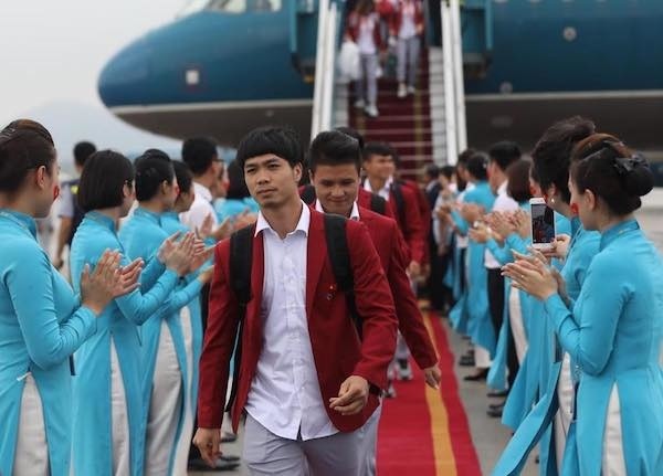 Olympic Việt Nam đã về tới sân bay Nội Bài ảnh 48