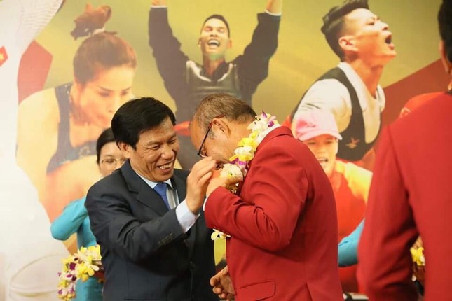 Olympic Việt Nam đã về tới sân bay Nội Bài ảnh 49