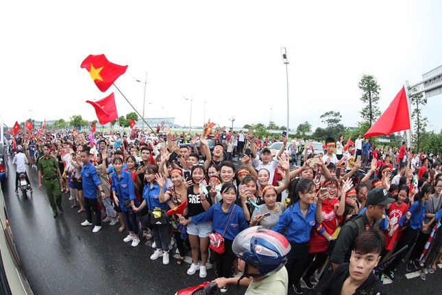 Olympic Việt Nam đã về tới sân bay Nội Bài ảnh 52