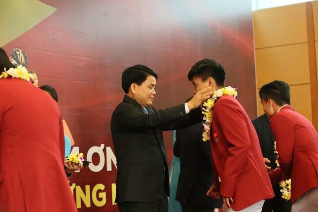 Olympic Việt Nam đã về tới sân bay Nội Bài ảnh 50