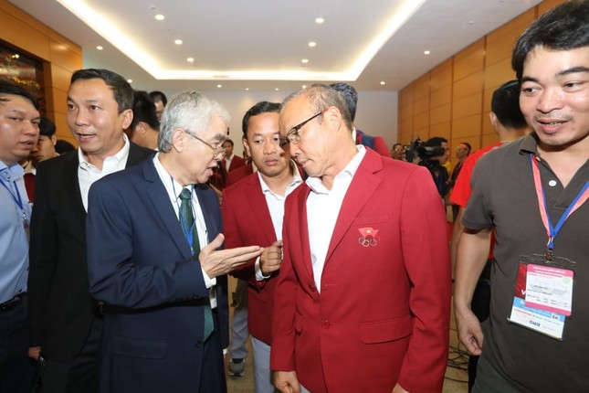 Olympic Việt Nam đã về tới sân bay Nội Bài ảnh 51