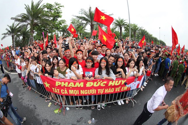 Olympic Việt Nam đã về tới sân bay Nội Bài ảnh 53