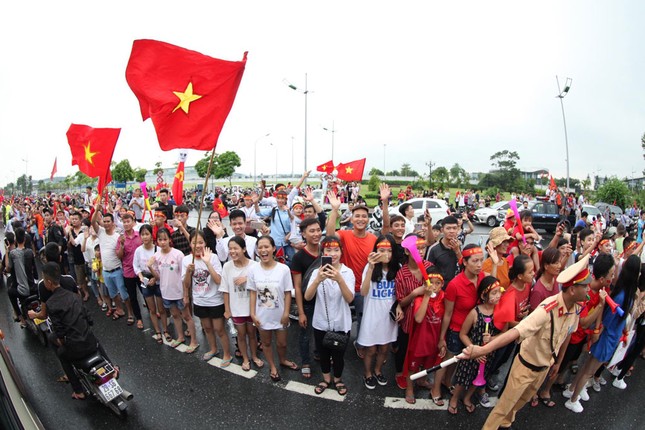 Olympic Việt Nam đã về tới sân bay Nội Bài ảnh 54