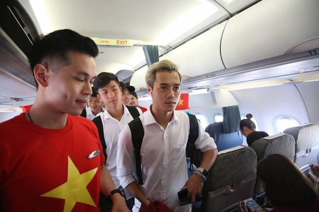 Olympic Việt Nam đã về tới sân bay Nội Bài ảnh 9