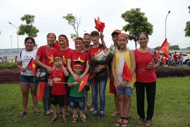 Hàng nghìn CĐV đánh trống, vẫy cờ chào đón Olympic Việt Nam ảnh 17