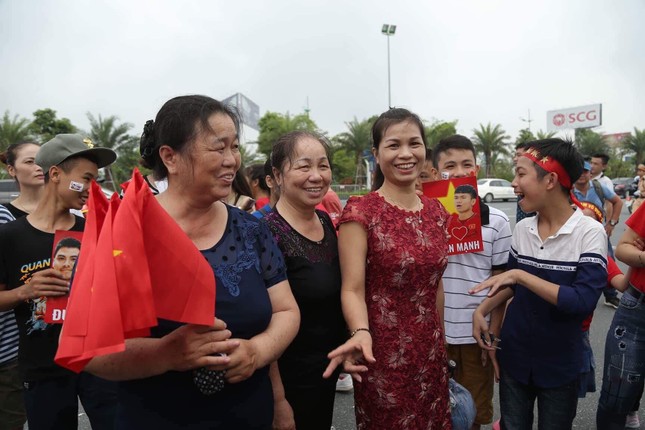 Hàng nghìn CĐV đánh trống, vẫy cờ chào đón Olympic Việt Nam ảnh 18
