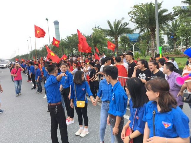 Hàng nghìn CĐV đánh trống, vẫy cờ chào đón Olympic Việt Nam ảnh 15