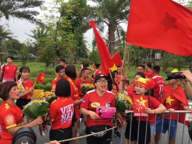 Hàng nghìn CĐV đánh trống, vẫy cờ chào đón Olympic Việt Nam ảnh 16