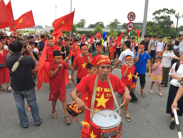 Hàng nghìn CĐV đánh trống, vẫy cờ chào đón Olympic Việt Nam ảnh 8