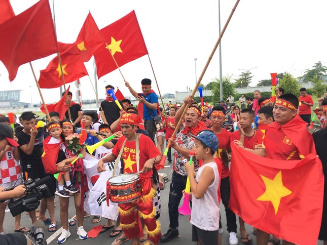 Hàng nghìn CĐV đánh trống, vẫy cờ chào đón Olympic Việt Nam ảnh 13