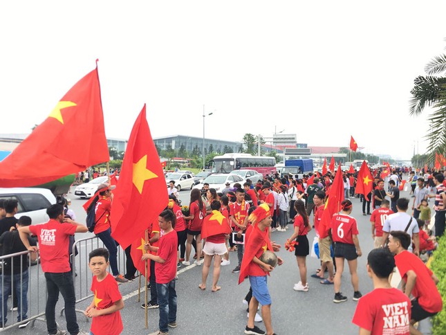 Hàng nghìn CĐV đánh trống, vẫy cờ chào đón Olympic Việt Nam ảnh 14